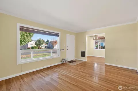 Living - 2763 Maple St, Longview, WA 98632 photo 1 of 4