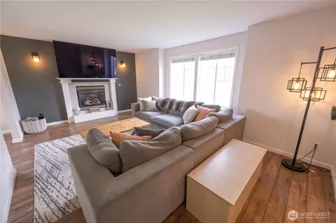Living - 1486 Division St, Enumclaw, WA 98022 photo 2 of 3