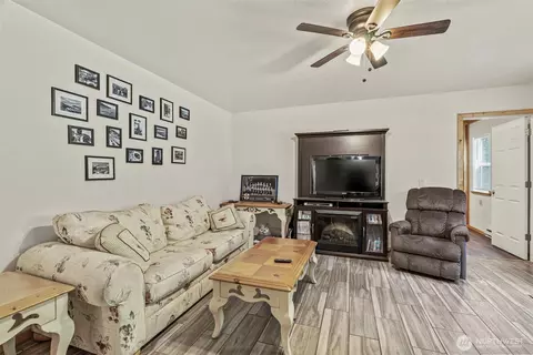 Living - 115 Hazel Dr, Chehalis, WA 98532 photo 4 of 5