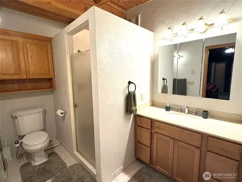 Bath - 115 Hazel Dr, Chehalis, WA 98532 photo 1 of 3