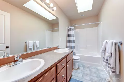 Bath - 3717 186th St SE, Bothell, WA 98012 photo 2 of 5