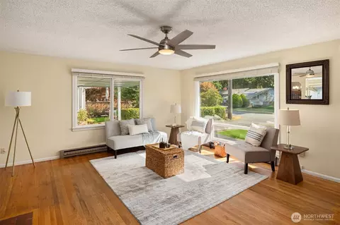 Living - 307 Tamarack Ave, Everett, WA 98203 photo 2 of 4