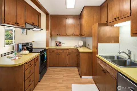 Kitchen - 307 Tamarack Ave, Everett, WA 98203 photo 3 of 3