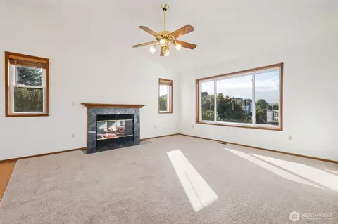 Living - 537 Burger Pl, Enumclaw, WA 98022 photo 2 of 7