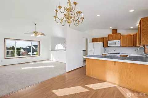 Living - 537 Burger Pl, Enumclaw, WA 98022 photo 6 of 7