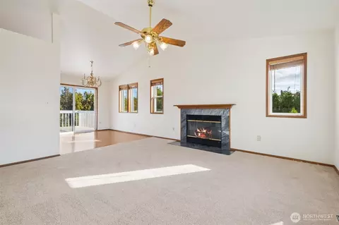 Living - 537 Burger Pl, Enumclaw, WA 98022 photo 4 of 7