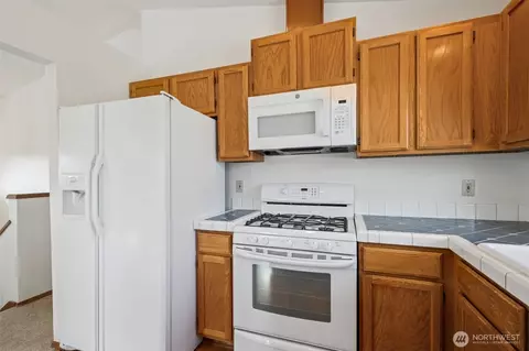 Kitchen - 537 Burger Pl, Enumclaw, WA 98022 photo 2 of 2