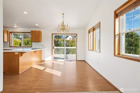 Living - 537 Burger Pl, Enumclaw, WA 98022 photo 5 of 7