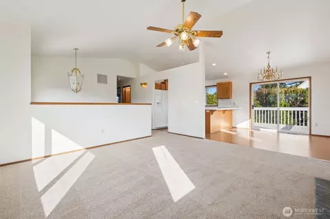 Living - 537 Burger Pl, Enumclaw, WA 98022 photo 3 of 7