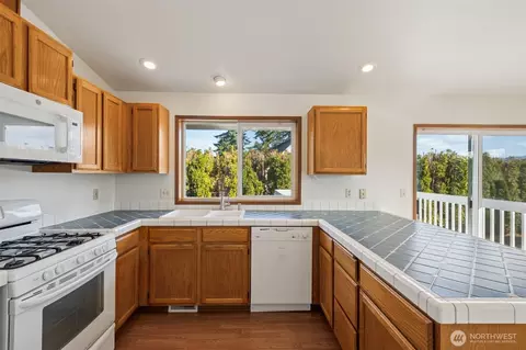 Kitchen - 537 Burger Pl, Enumclaw, WA 98022 photo 1 of 2