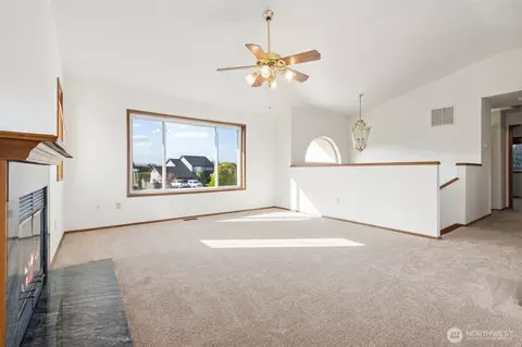 Living - 537 Burger Pl, Enumclaw, WA 98022 photo 1 of 7