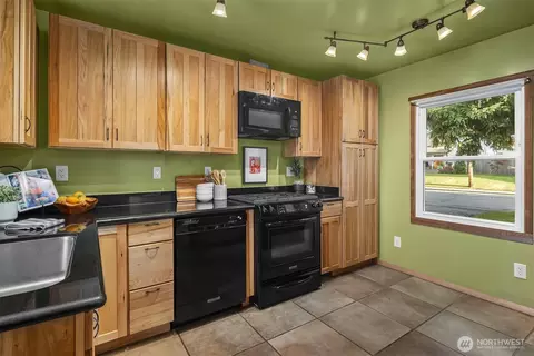 Kitchen - 1924 State St, Everett, WA 98201 photo 2 of 4