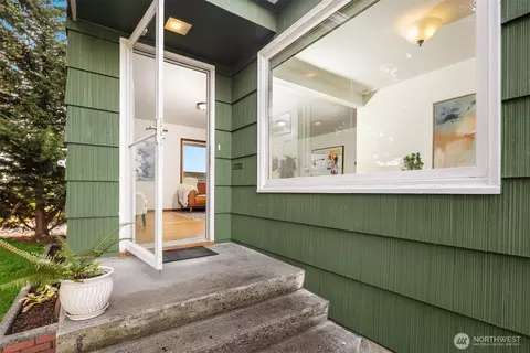 Entry Way - 1924 State St, Everett, WA 98201 photo 1 of 1