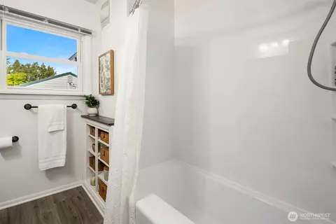 Bath - 1924 State St, Everett, WA 98201 photo 2 of 4