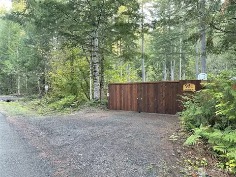 951 N Duckabush Dr, Hoodsport, WA 98548