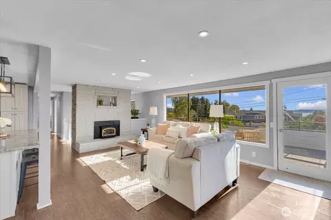 Living - 619 8th Ave S, Edmonds, WA 98020 photo 2 of 5