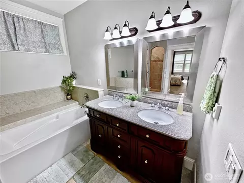 Bath - 61 Willow Pointe Loop, Longview, WA 98632 photo 1 of 5