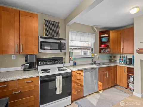 Kitchen - 2220 Jackson Ave, Everett, WA 98203 photo 2 of 2