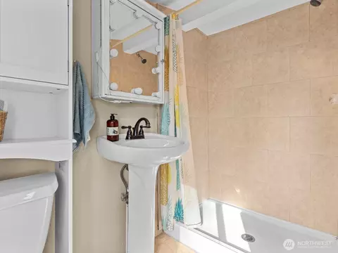 Bath - 2220 Jackson Ave, Everett, WA 98203 photo 2 of 2