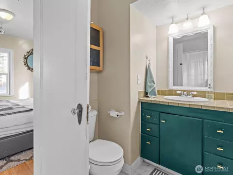 Bath - 2220 Jackson Ave, Everett, WA 98203 photo 1 of 2