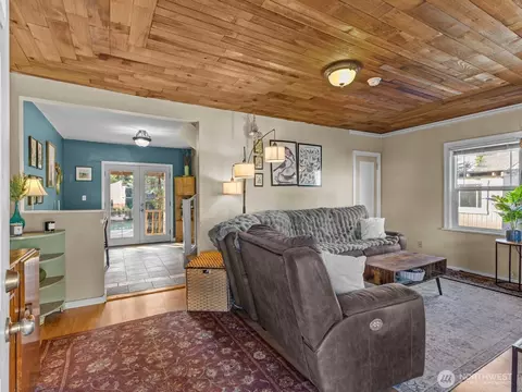 Living - 2220 Jackson Ave, Everett, WA 98203 photo 1 of 2