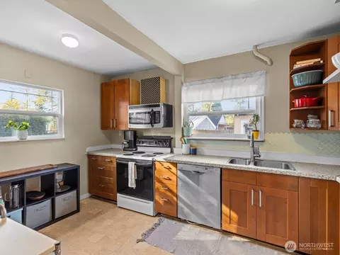 Kitchen - 2220 Jackson Ave, Everett, WA 98203 photo 1 of 2