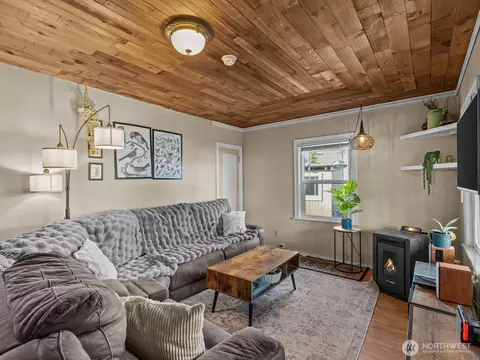 Living - 2220 Jackson Ave, Everett, WA 98203 photo 2 of 2
