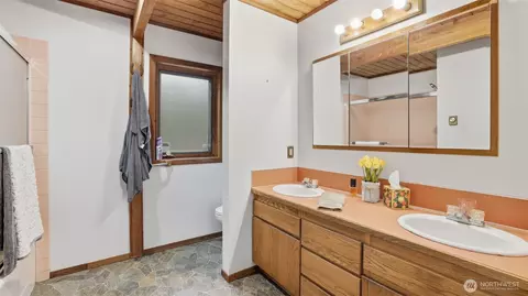 Bath - 29305 SE 371st St, Enumclaw, WA 98022 photo 1 of 1
