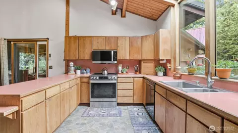 Kitchen - 29305 SE 371st St, Enumclaw, WA 98022 photo 2 of 3