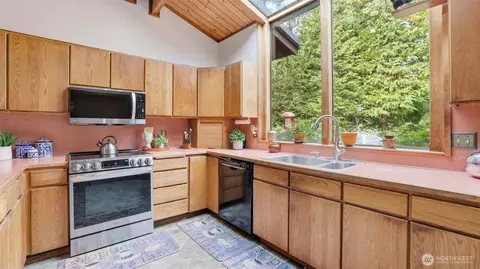 Kitchen - 29305 SE 371st St, Enumclaw, WA 98022 photo 3 of 3