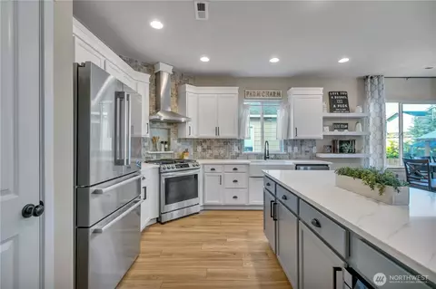 Kitchen - 463 Petersen Dr E, Enumclaw, WA 98022 photo 2 of 7