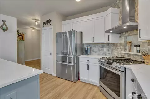 Kitchen - 463 Petersen Dr E, Enumclaw, WA 98022 photo 6 of 7