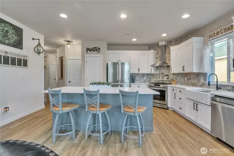 Kitchen - 463 Petersen Dr E, Enumclaw, WA 98022 photo 4 of 7