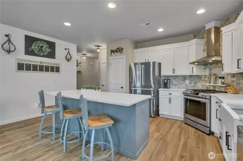 Kitchen - 463 Petersen Dr E, Enumclaw, WA 98022 photo 5 of 7