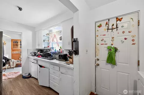 Entry Way - 1717 10th Ave, Longview, WA 98632 photo 1 of 2