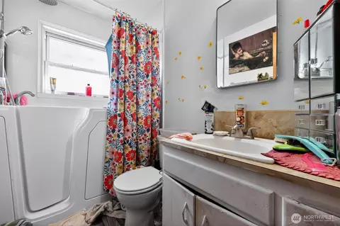 Bath - 1717 10th Ave, Longview, WA 98632 photo 1 of 1