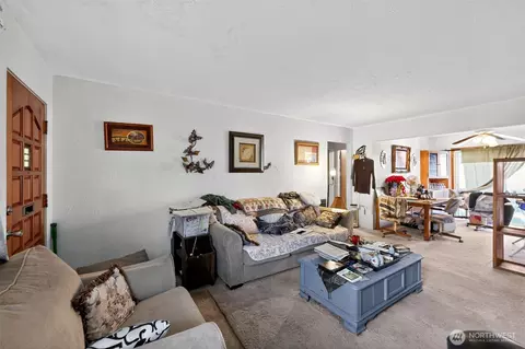 Living - 1717 10th Ave, Longview, WA 98632 photo 1 of 1