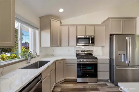 Kitchen - 1403 Baker Ave, Everett, WA 98201 photo 2 of 3