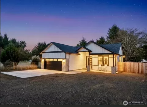 716 Island Cir SE, Ocean Shores, WA 98569