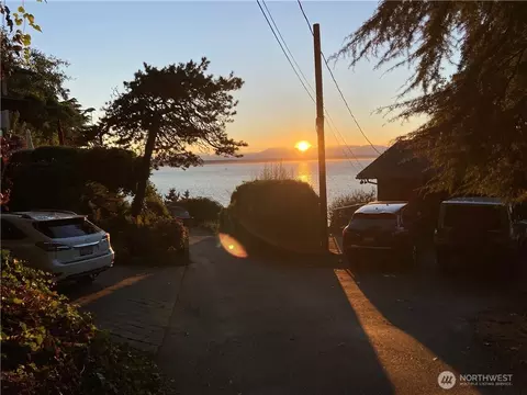 32 NW Nn Nw Esplanade, Seattle, WA 98117