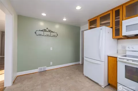 Kitchen - 4911 Delaware Ave, Everett, WA 98203 photo 4 of 5