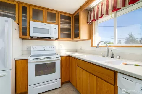 Kitchen - 4911 Delaware Ave, Everett, WA 98203 photo 2 of 5