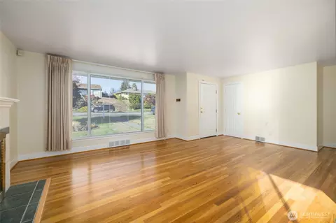 Living - 4911 Delaware Ave, Everett, WA 98203 photo 3 of 4