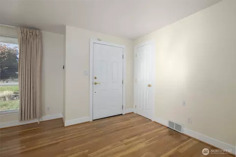 Entry Way - 4911 Delaware Ave, Everett, WA 98203 photo 1 of 1