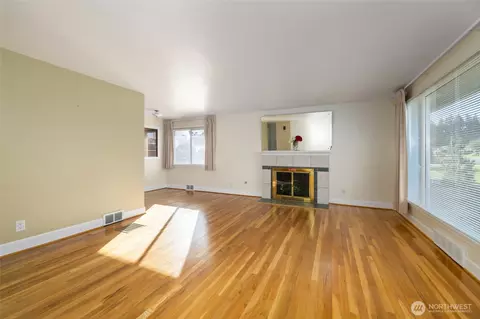 Living - 4911 Delaware Ave, Everett, WA 98203 photo 1 of 4