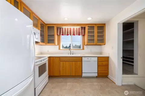Kitchen - 4911 Delaware Ave, Everett, WA 98203 photo 3 of 5