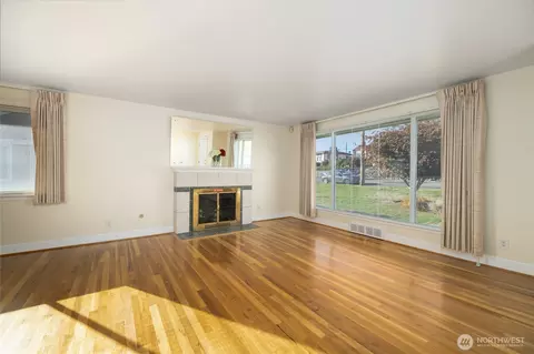 Living - 4911 Delaware Ave, Everett, WA 98203 photo 2 of 4