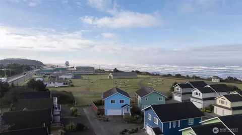 24 Darien Ln, Pacific Beach, WA 98571