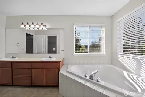 Bath - 1005 Eagle Ave SW, Orting, WA 98360 photo 4 of 5