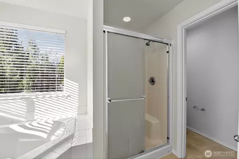 Bath - 1005 Eagle Ave SW, Orting, WA 98360 photo 5 of 5